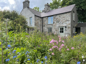TY CAPEL ABERSOCH beaches, comfy beds, super Wi-Fi, TV, wood fires, garden, bbq